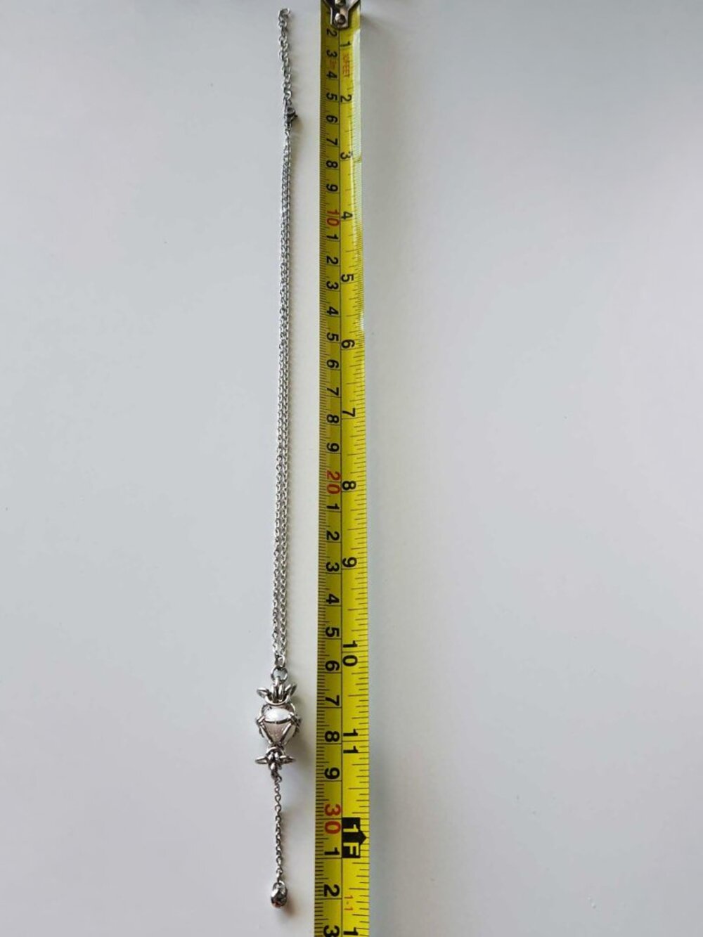 Vintage white pearl and silver rosary necklace with a small silver chain - Picture 6 of 9